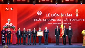 Председатель НС Вьетнама Чан Тхань Ман вручает Орден Независимости II степени Комитету по вопросам законодательства и правосудия. (Фото: Зюи Линь)