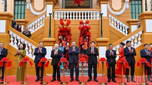 Генеральный секретарь ЦК КПВ То Лам, Президент Лыонг Кыонг, постоянный член Секретариата ЦК КПВ Чан Кам Ту, действующие и бывшие руководители Партии и Государства проводят церемонию перерезания ленты в знак открытия нового здания канцелярии Президента.