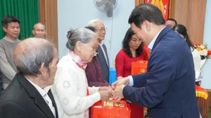 Генерал армии Лыонг Там Куанг вручает новогодние подарки в общине Хынглок, город Хюэ.