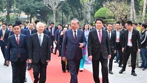 Генеральный секретарь ЦК КПВ То Лам, Президент Лыонг Кыонг, постоянный член Секретариата ЦК КПВ Чан Кам Ту, действующие и бывшие руководители Партии и Государства проводят церемонию перерезания ленты в знак открытия нового здания канцелярии Президента.