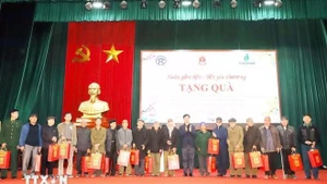 Член Политбюро, секретарь парткома Ханоя Нгуен Зюи Нгок вручает новогодние подарки семьям в общине Лыонгбанг провинции Хынгйен. Фото: ВИА