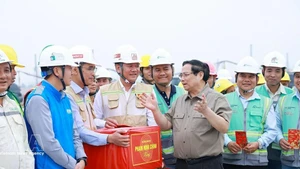 Премьер-министр Фам Минь Тьинь воодушевил и поставил задачи перед подразделениями, участвующими в строительстве проекта Международного аэропорта Зябинь (Фото: ВИА)