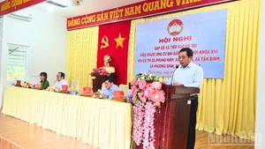 Член Политбюро, министр сельского хозяйства и окружающей среды Чан Дык Тханг выступает с речью.