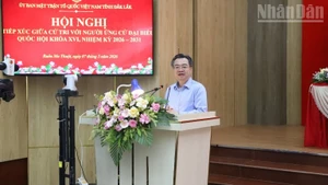 Заведующий Отделом ЦК КПВ по вопросам политики и стратегий Нгуен Тхань Нги выступает с речью.