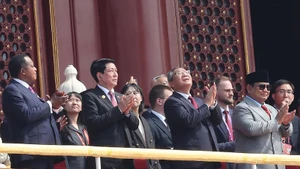 Президент Вьетнама Лыонг Кыонг и лидеры стран на трибуне. Фото: ВИА