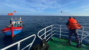 Спускают якорные канаты рыболовецких судов, чтобы избиратели могли подняться на борт судна TS-04 и отдать свои голоса.