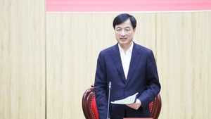 Товарищ Нгуен Зюи Нгок, член Политбюро, секретарь Парткома города Ханоя, глава Инспекционно-надзорной делегации, выступает с речью.