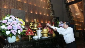 Председатель НС Чан Тхань Ман возлагает цветы и зажигает благовония в Мемориальном храме павших героев Бензыок в общине Кучи, город Хошимин (Фото: daibieunhandan.vn)