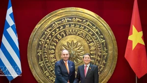Заместитель председателя НС Нгуен Дык Хай и Первый заместитель Председателя Парламента Греции.
