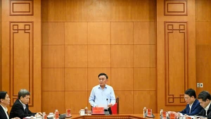 Постоянный член Секретариата Чан Кам Ту выступает с речью.