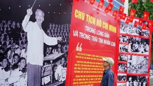 Житель столицы посещает фотовыставку «Президент Хо Ши Мин в сердцах народа и в сердце человечества» в Национальном информационном центре в Ханое Фото: ВИА