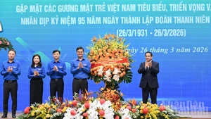 Премьер-министр Фам Минь Тьинь вручает цветы в знак поздравления Секретариату Центрального комитета ВКСМ имени Хо Ши Мина. 