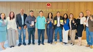 Посол Ву Чунг Ми и члены делегации партии «Отечество для всех» (PPT). Фото: Посольство Вьетнама в Венесуэле