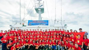 Делегация зарубежных вьетнамцев посетила военных и гражданских лиц в островном уезде Чыонгша и платформу DK1 в 2024 году.