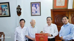 Председатель Национального собрания Чан Тхань Ман посетил и поздравил с Тэтом бывшего Президента государства Нгуен Минь Чиета. (Фото: ВИА)