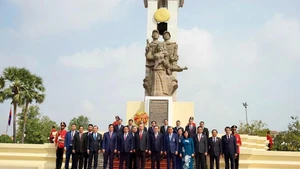 Генеральный секретарь То Лам вместе с высокопоставленной делегацией Вьетнама возлагает цветы и воскуряет благовония у памятника камбоджийско-вьетнамской дружбы в столице Пномпень. (Фото: ДИНЬ ЧЫОНГ)