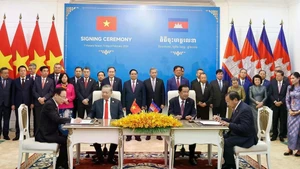 Подписание Соглашения о сотрудничестве между Министерством иностранных дел Вьетнама и Центральным комитетом внешних связей Народной партии Камбоджи.