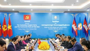 Генсекретарь То Лам и Председатель НПК Хун Сен совместно председательствовали на двусторонних переговорах между КПВ и НПК (Фото: ВИА)