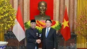 Президент Лыонг Кыонг и посол Индонезии во Вьетнаме Адам Мулаварман Тугио.