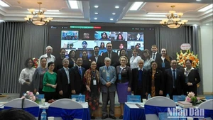 Делегаты фотографируются на память на конференции.