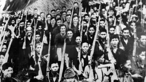 Жители Кантхо восстали, чтобы захватить власть, 26 августа 1945 года. Архивное фото: ВИА