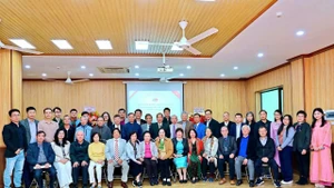 Делегаты и члены Отделения Общества вьетнамско-российской дружбы вьетнамцев, обучавшихся и работавших в Воронеже.