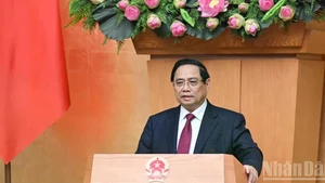 Премьер-министр Фам Минь Тьинь выступает с речью.