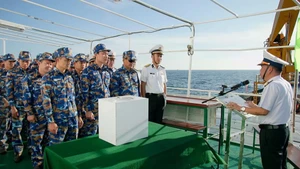 Полковник Ле Хонг Куанг, заместитель начальника политического отдела 2-го военно-морского округа, глава избирательного участка № 5, разъясняет избирателям правила голосования.
