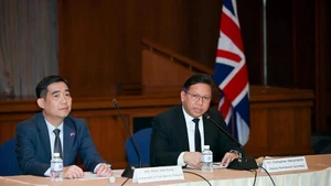 Посол Вьетнама в Таиланде (слева) Фам Вьет Хунг участвует в конференции.