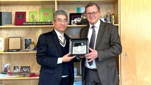 Посол Вьетнама в Германии Нгуен Дак Тхань и Зампредседателя Бундестага Германии Бодо Рамелов.