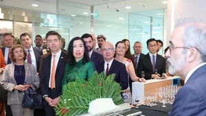 В церемонии также приняли участие государственный министр, министр иностранных дел Португалии Па́улу Ранже́л, заместитель министра иностранных дел Вьетнама Ле Тхи Тху Ханг, а также послы и главы представительств иностранных организаций во Вьетнаме (Фото: baoquocte.vn)