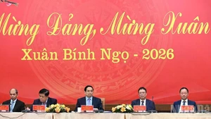 Премьер-министр Фам Минь Тьинь председательствует на рабочем заседании Вьетнамской академии наук и технологий.