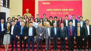 Действующие, бывшие руководители и сотрудники, корреспонденты и редакторы газеты «Нянзан» на встрече.