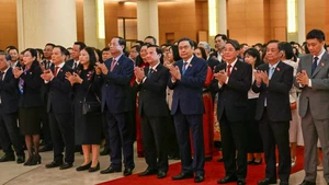 Председатель НС Чан Тхань Ман встретился с депутатами НС центрального уровня, должностными лицами, государственными служащими и сотрудниками ведомств НС и канцелярии НС