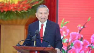 Генеральный секретарь ЦК КПВ То Лам выступает с речью на встрече.