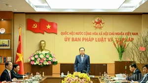 Председатель НС Чан Тхань Ман посетил и провёл рабочие встречи с комитетами НС и Государственным аудитом