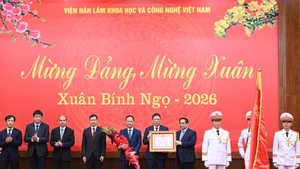 Премьер-министр Фам Минь Тьинь вручает Вьетнамской академии наук и технологий Орден Труда первой степени