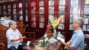 Доцент, доктор Ха Минь Хонг, заместитель председателя Научного исторического общества города Хошимина, беседует с журналистом (Фото: ВИА)