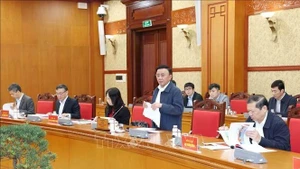 Чан Кам Ту (стоит), член Политбюро, Постоянный член Секретариата ЦК КПВ и глава подкомитета по организационным вопросам XIV съезда партии, выступает на рабочем заседании 19 ноября. (Фото: ВИА)