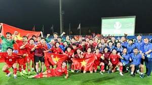 Тренерский штаб и игроки сборной Вьетнама U23 празднуют успех на финальном этапе чемпионата Азии U23 2026 года. (Фото: VFF)
