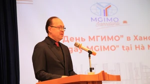 Посол России во Вьетнаме Геннадий Бездетко выступает с речью.