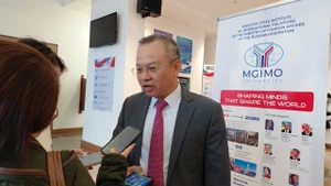 Заместитель председателя Комитета по вопросам обороны, безопасности и внешних связей НС Вьетнама Нгуен Мань Тиен отвечает на вопросы корреспондентов.