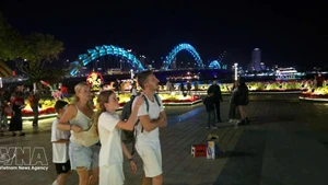 Иностранные туристы осматривают город Дананг в преддверии Тэт 2026 года. Фото: ВИА.