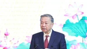 Генеральный секретарь ЦК КПВ То Лам выступает с речью.
