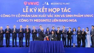 Церемония подписания соглашения между заводом VNVC и российской компанией «Медсинтез» состоялась в присутствии министров здравоохранения двух стран. Фото: Фам Зянг