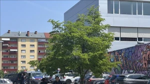 Полиция стоит на страже на месте стрельбы в школе в Граце, Австрия, 10 июня 2025 года. Фото: THX/TTXVN