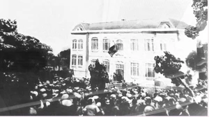 Жители города Винь приняли участие в восстании за захват власти, август 1945 года. Фото: baonghean.vn