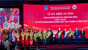 Вручение цветов в знак благодарности преподавателям – бывшим руководителям факультета.