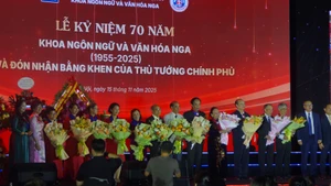 Вручение цветов в знак благодарности преподавателям – бывшим руководителям факультета.