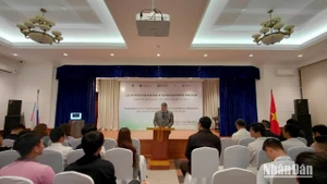 Директор Русского дома в Ханое Владимир Мурашкин выступает с речью. Фото: Ву Нгуен